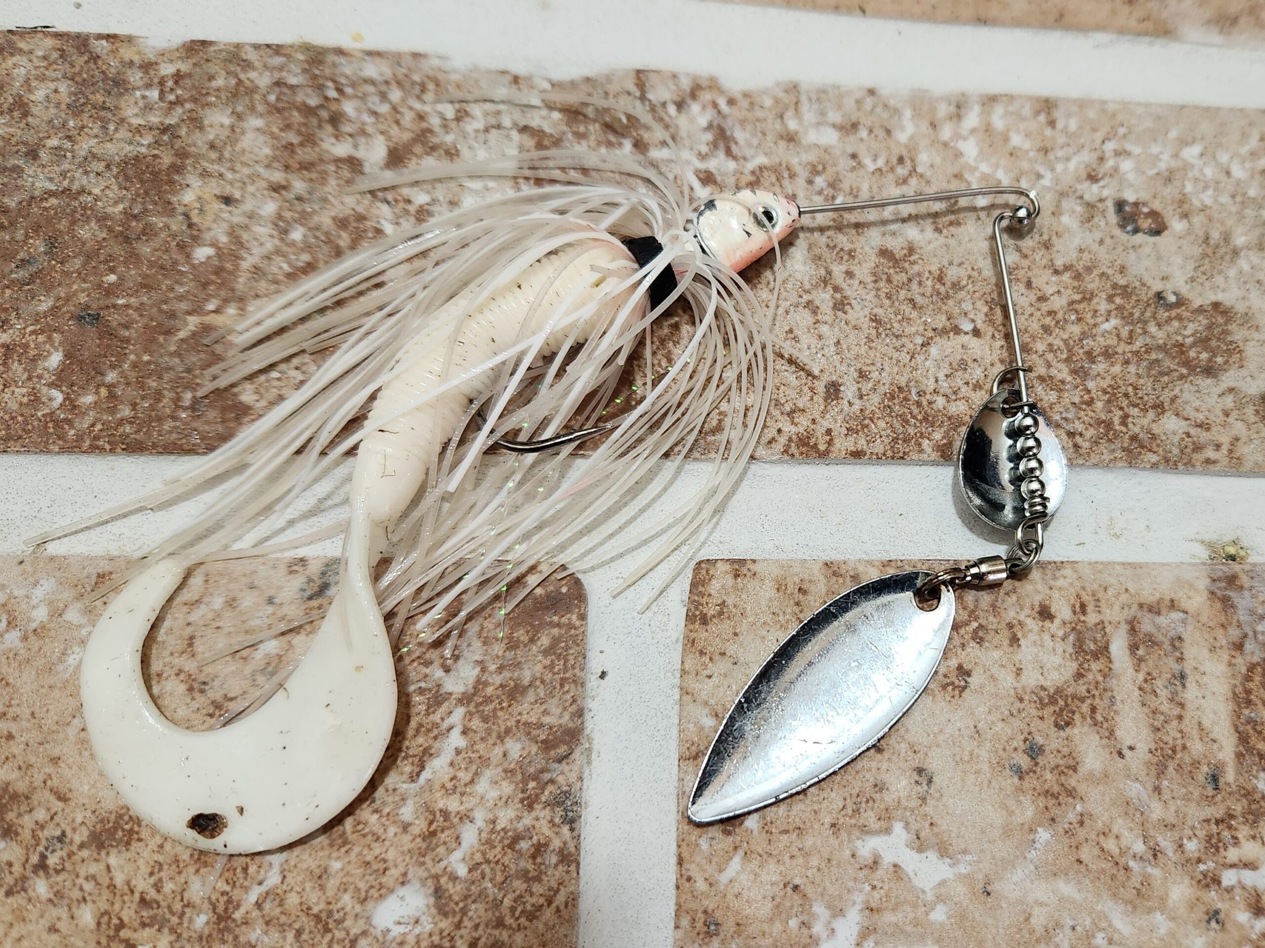spinnerbait, the perfect lure for pike. 2nd most popular lure among Quebecers for pike fishing.