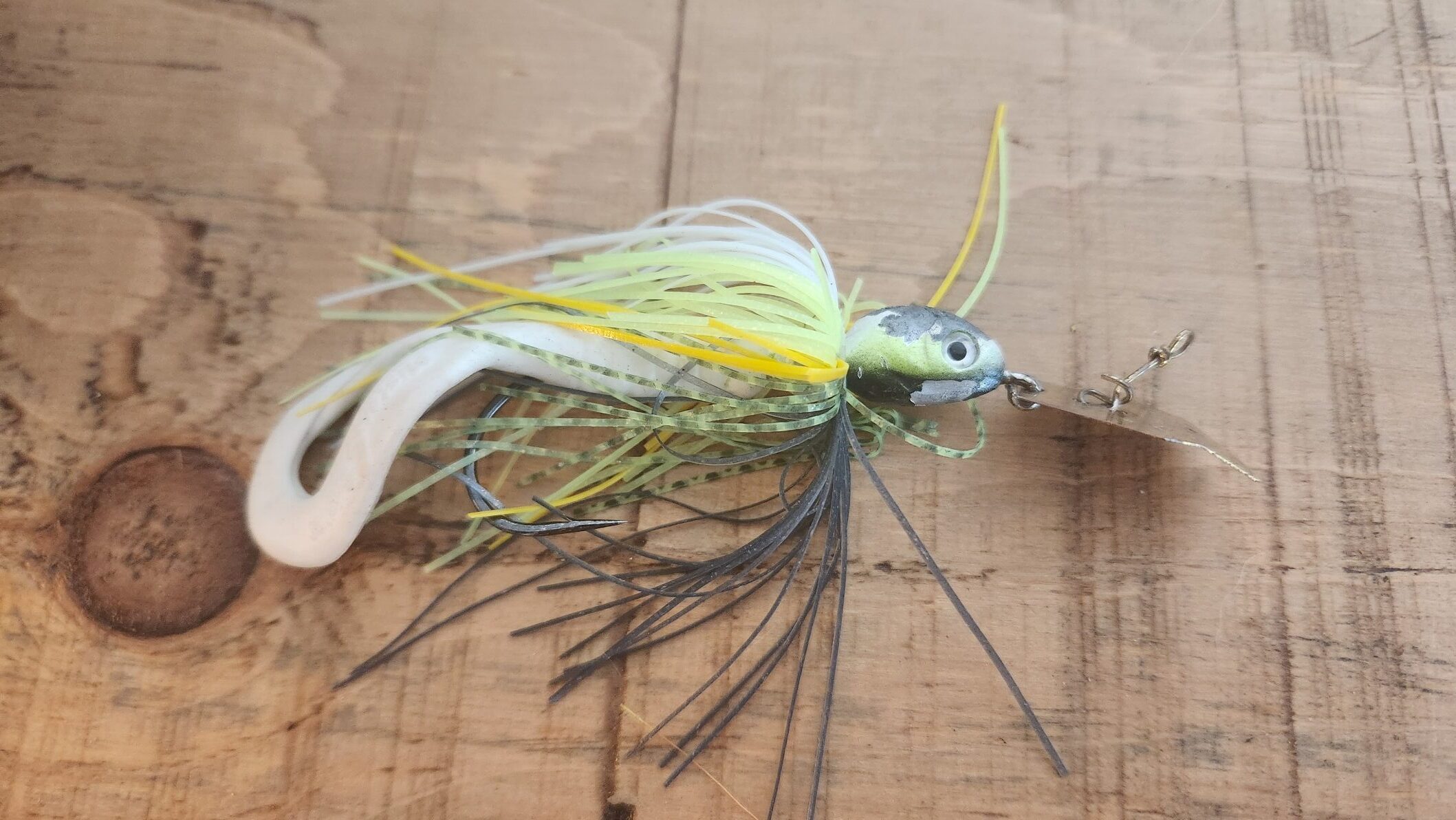 Chatterbait-style jig. Ideal for bass and pike fishing.