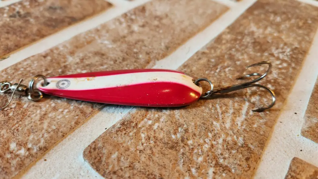 Red and white dare dvil spoon for pike