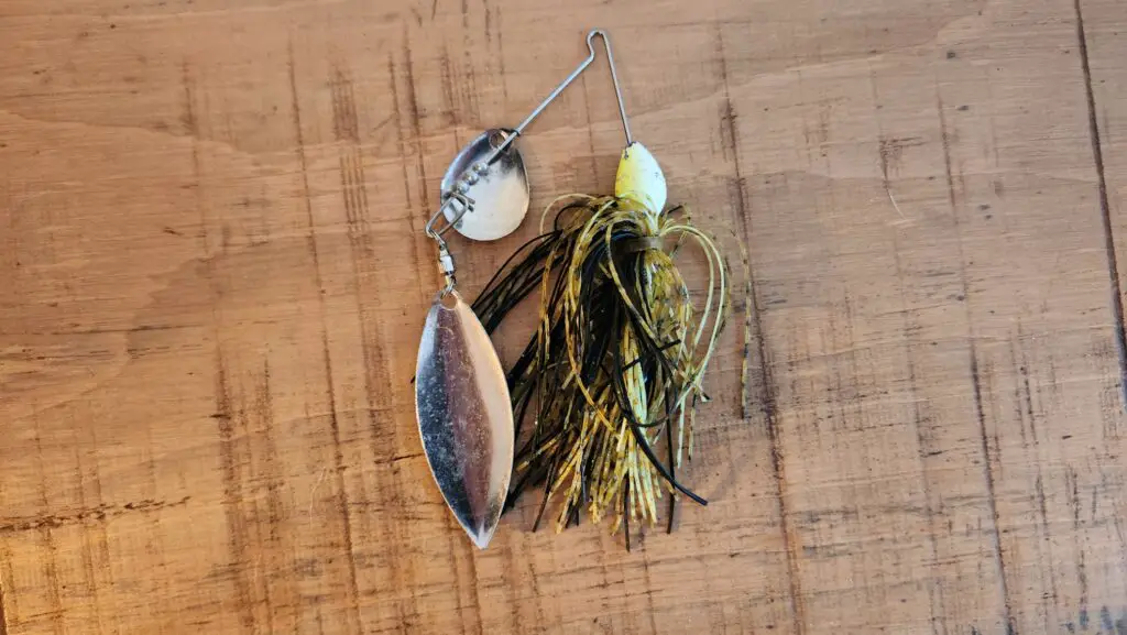 Spinnerbait avec une cuiller colorado et une Willow Leaf.