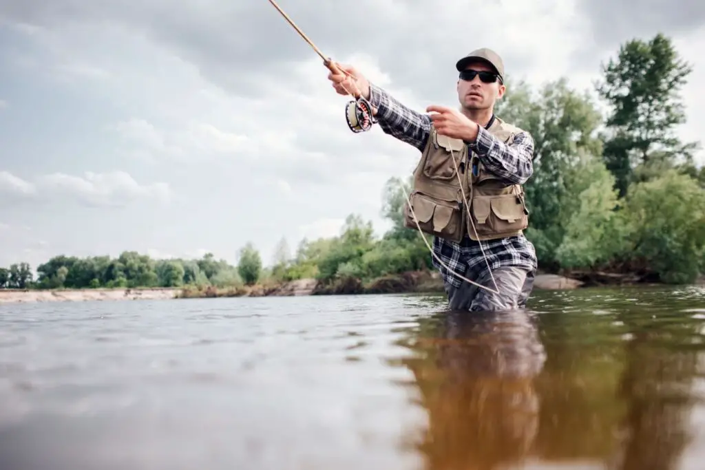 Un pêcheur à la mouche dans une rivière.
