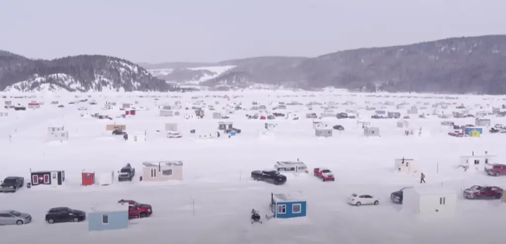 Village de pêche sur la glace